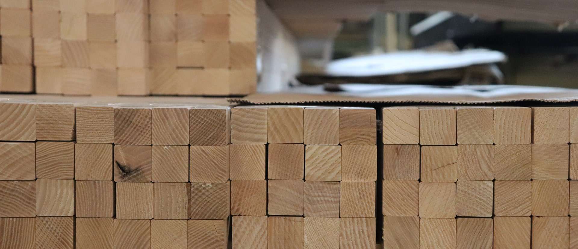 Spezialist für die Fertigung von Holzleisten in Serie & Sondermaß. Partner für Industrie, Ladenbau & Großtischlereien. Jetzt anfragen!
